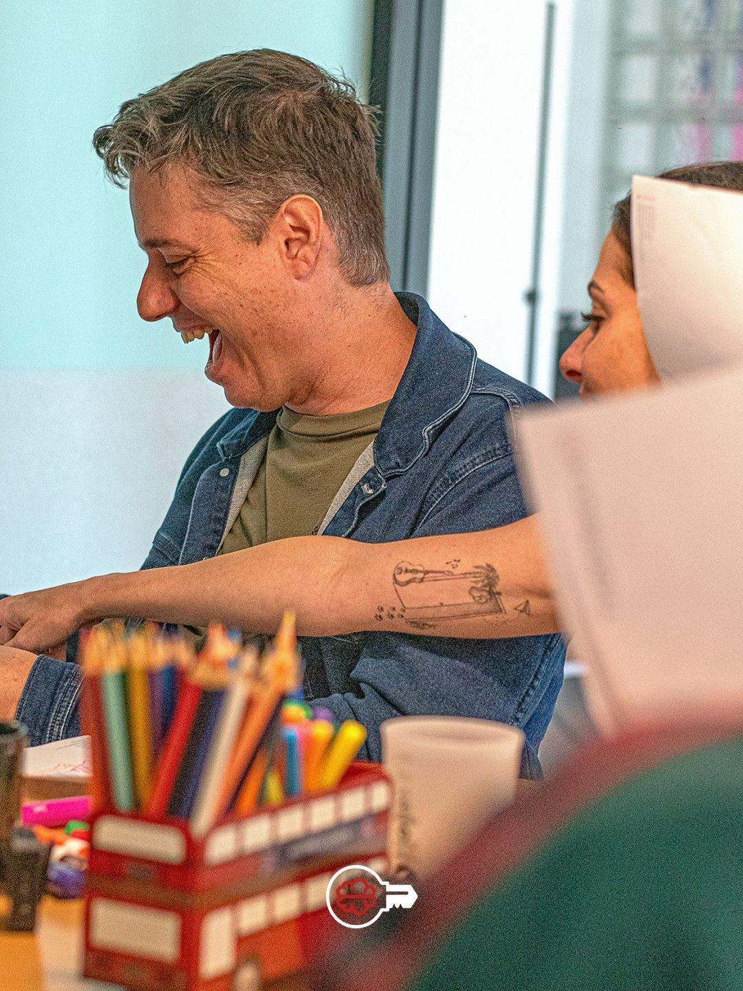 Teacher Marc em aula — clima leve e espontâneo