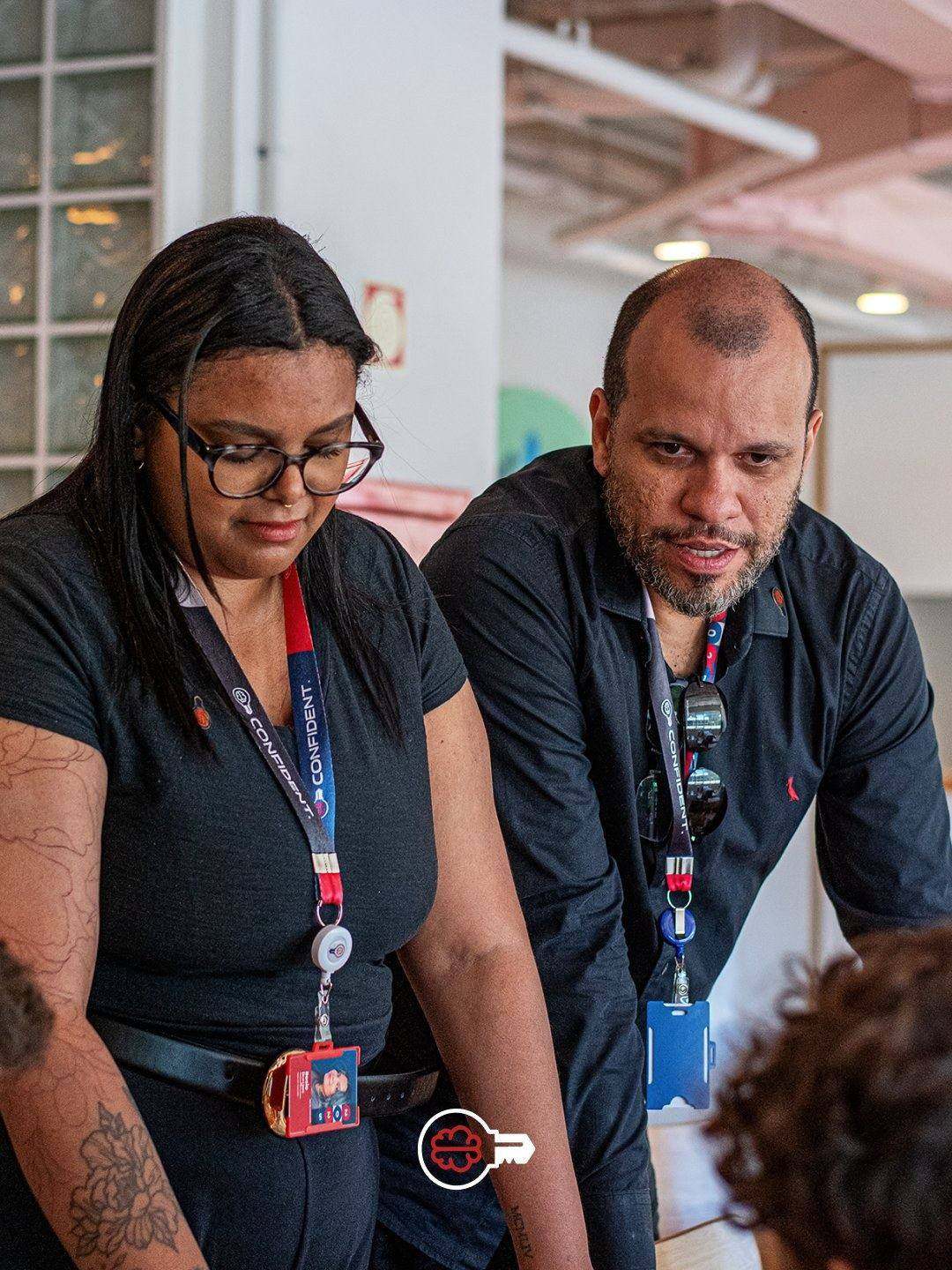 Professores acompanhando aluno de perto